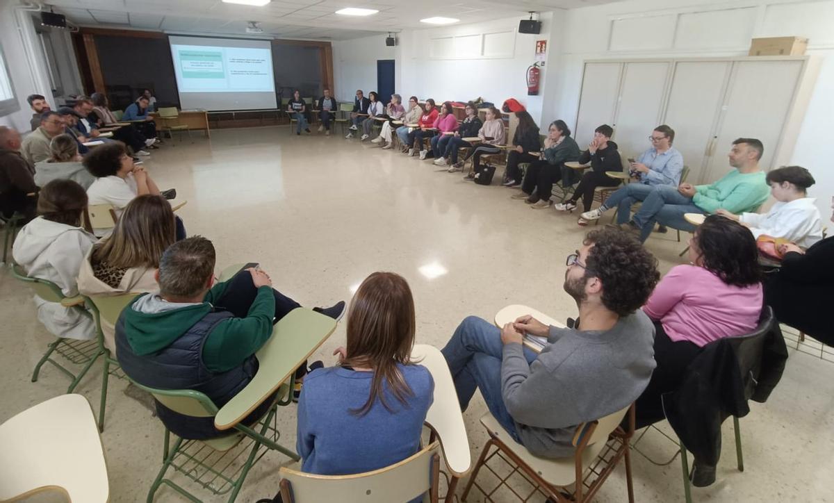 Asistentes a la convocatoria de este jueves en el salón de actos del IES Manuel García Barros. | FDV