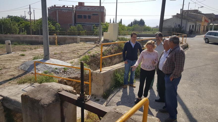 La consejera de Agricultura visita la acequia Barreras.