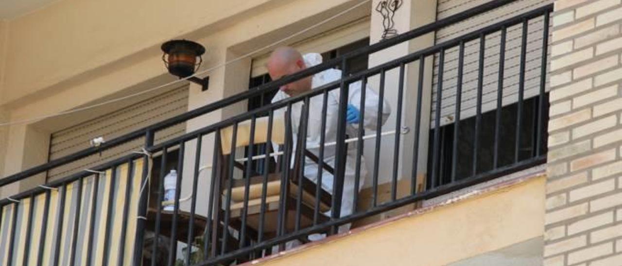 Un agente de la Policía Científica ayer en la terraza de la casa del desaparecido.