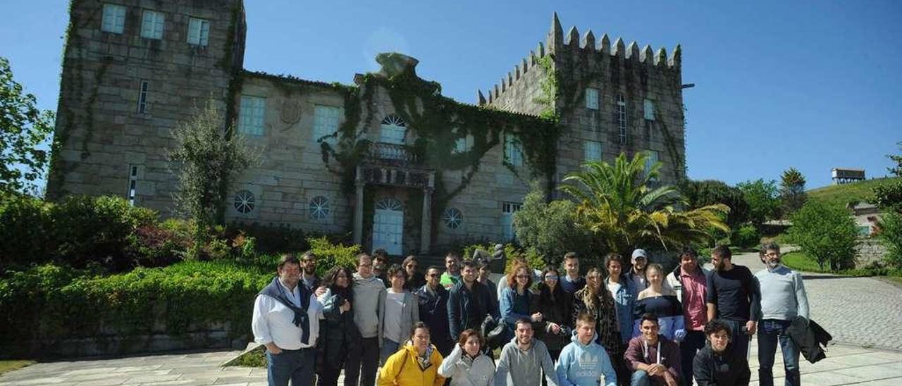 Alumnos y profesores del Basque Culinary Center, durante la visita a la bodega Pazo Baión. // Iñaki Abella