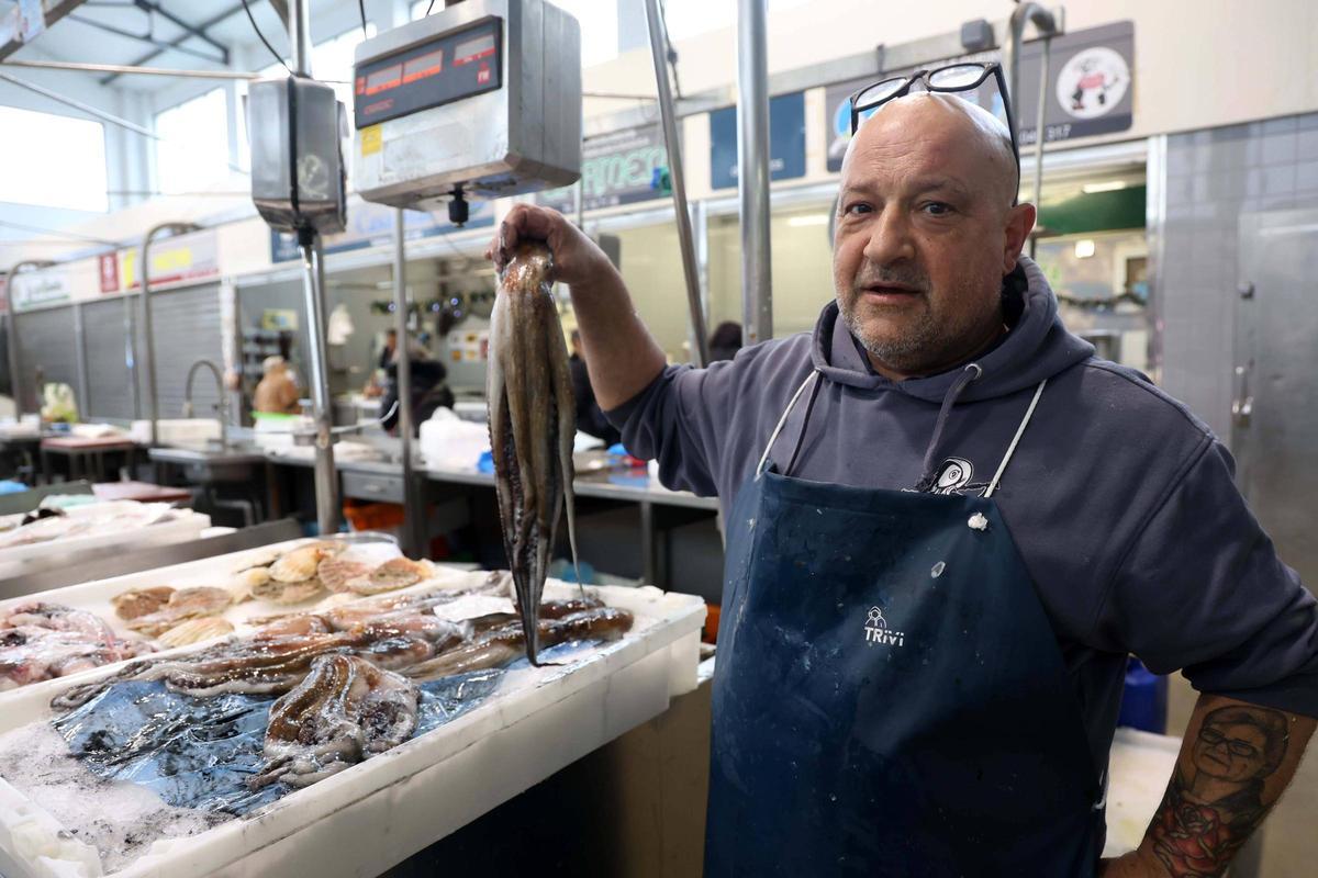 Un vendedor con pulpo en la plaza de abastos vilagarciana.