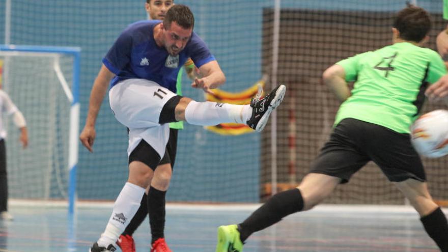 Sebas lanza a portería, en el partido de ida ante el Futsal Ibi