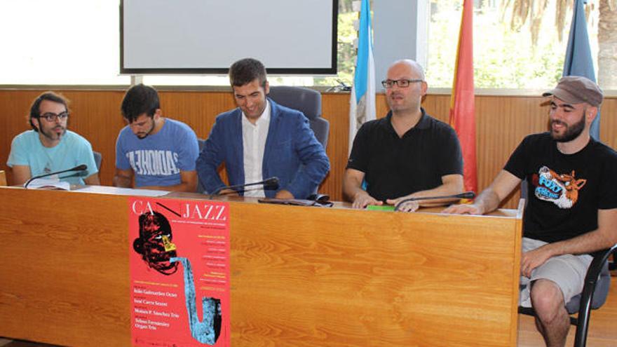 Xosé Leal, centro, Heitor Mera, derecha; y los tres miembros de la Asociación Canjazz