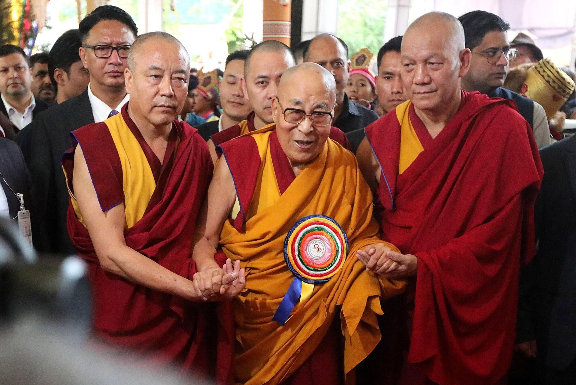 DHARAMSALA (India), 06/07/2025.- Tibetan Buddhism spiritual leader the Dalai Lama (C) arrives to attend his 90th birthday celebrations at Tibetans' main temple of Tsuglagkhang at McLeod Ganj, near Dharamsala, India, 06 July 2025. EFE/EPA/HARISH TYAGI