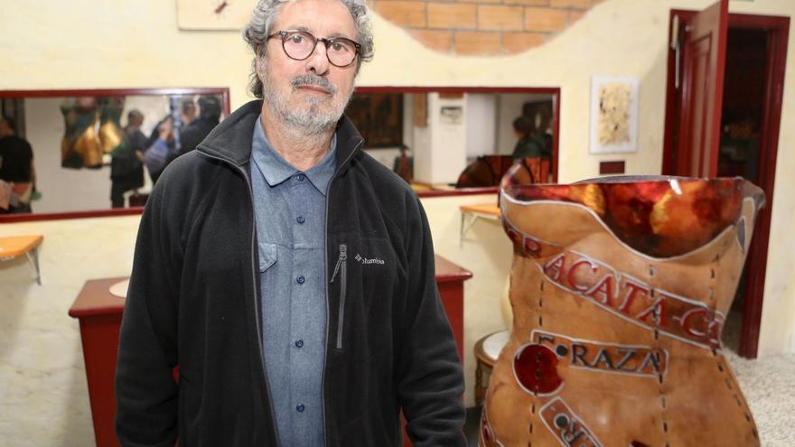Juan José García Olmedo inauguró ayer su exposición en el MACK silledense.   | // BERNABÉ/LUCÍA ABELEDO