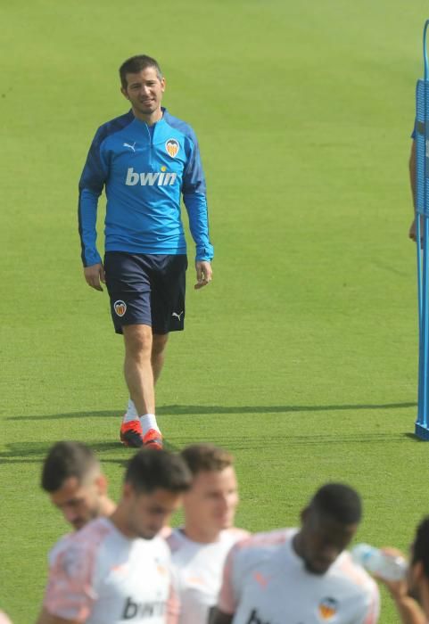 Anil Murthy, atento al entrenamiento del Valencia