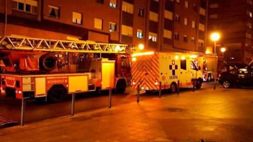 Los bomberos y los sanitarios, el viernes, ante el edificio afectado del Palais.