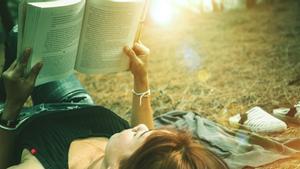 Una chica leyendo en un parque