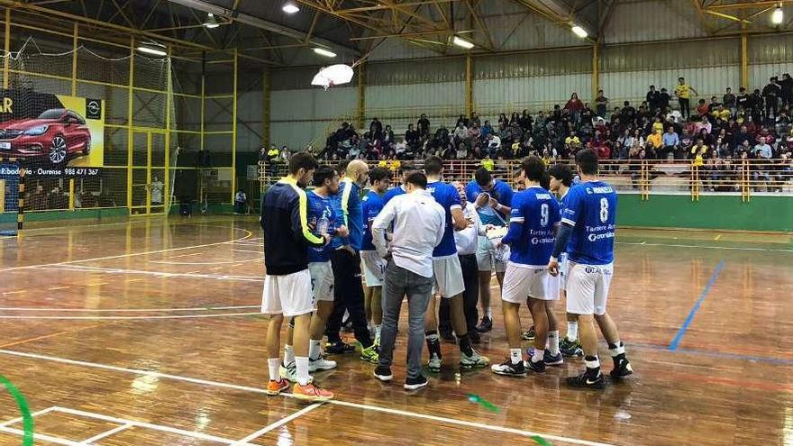 Falo Méndez se dirige a sus jugadores, ayer, durante un tiempo muerto.