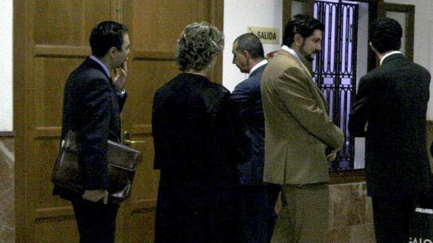 Abogados y testigos esperan a entrar en un juicio.