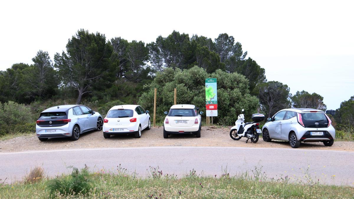 Diversos vehicles estacionats a la zona de Cala Rostella de Roses