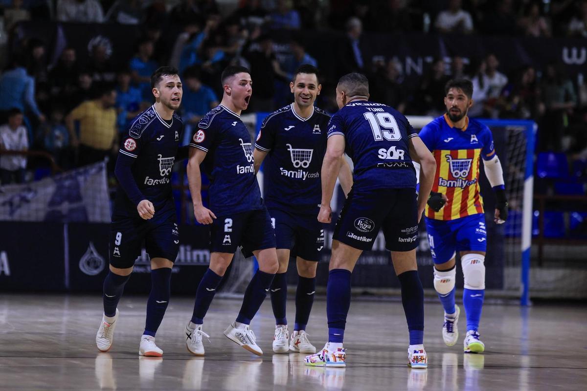 Joan celebra el primer gol del Family en su regreso al Palau.