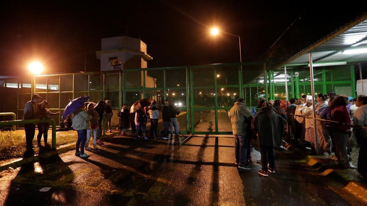Familiares de presos esperan noticias suyas en el exterior del penal de Cadereyta tras los disturbios, el 10 de octubre.