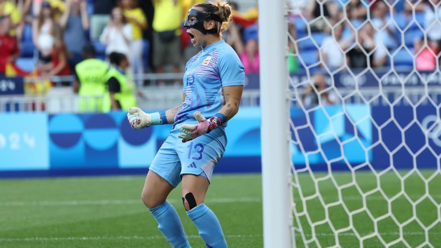 La portera española Cata Coll celebra tras parar un lanzamiento de la tanda de penaltis durante el partido de cuartos de final de fútbol femenino de los Juegos Olímpicos de París 2024, disputado en el Estadio de Lyon (Francia)