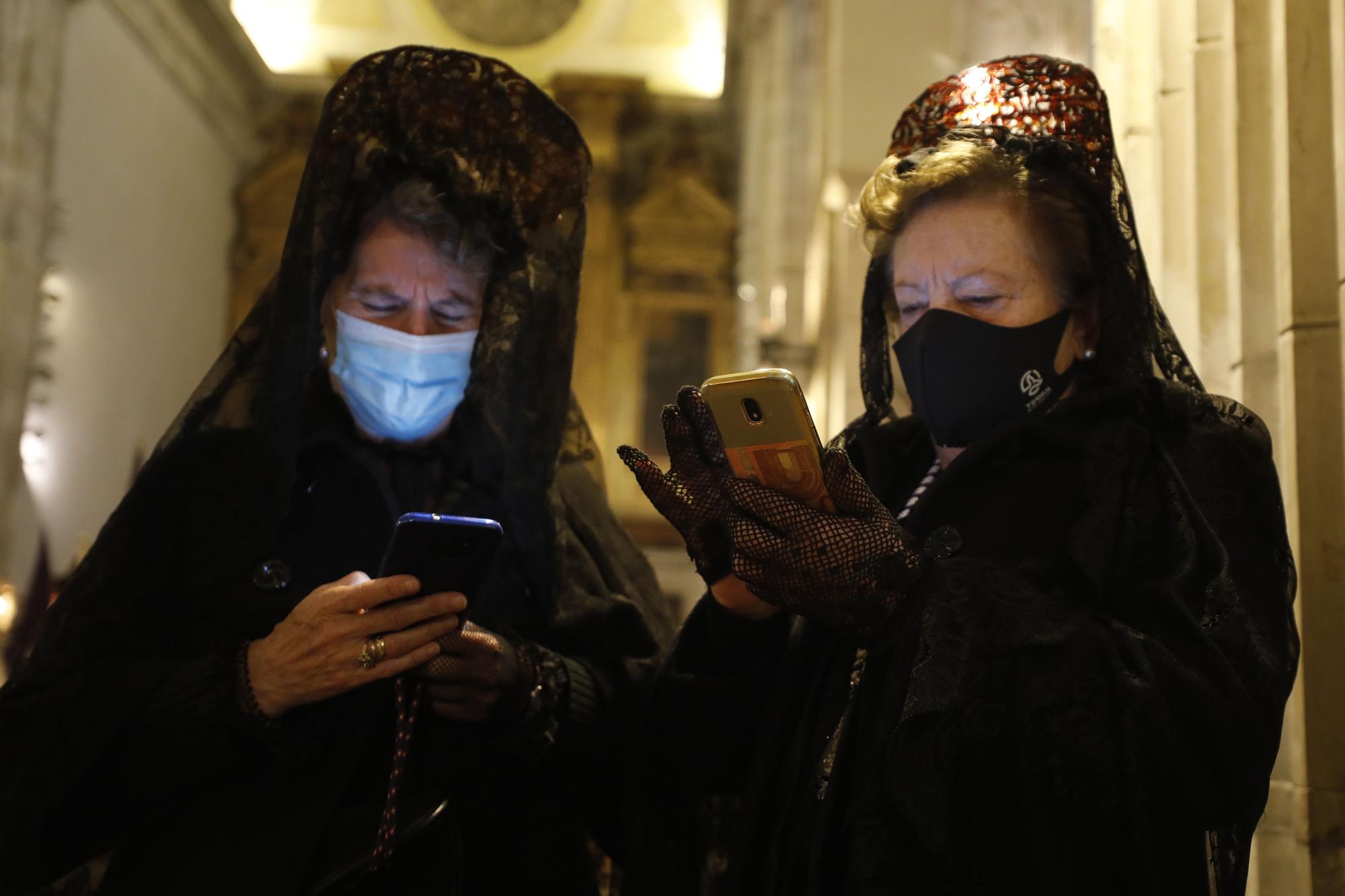 EN IMÁGENES: La lluvia da al traste con la procesión del Silencio en Oviedo, pero no ahoga el fervor cofrade