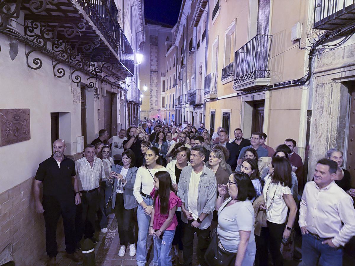 Compañeros, familiares y amigos se trasladaron hasta la sede de Los Navarros para dar la noticia al homenajeado