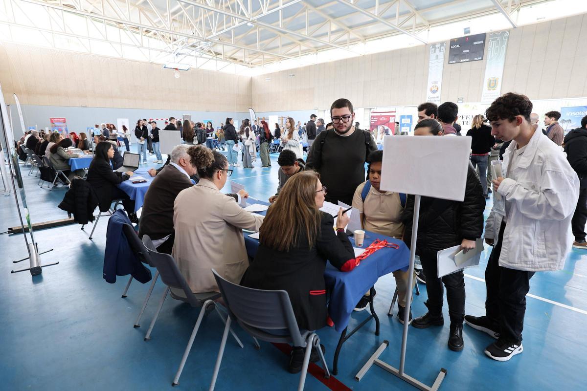 Un grupo de jóvenes se interesa por las ofertas de una empresa