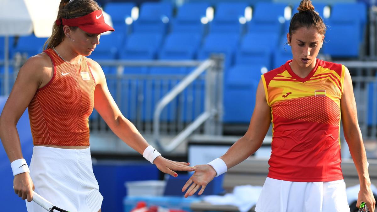 Paula Badosa y Sara Sorribes se animan tras un punto en un partido de los Juegos Olímpicos de Tokio