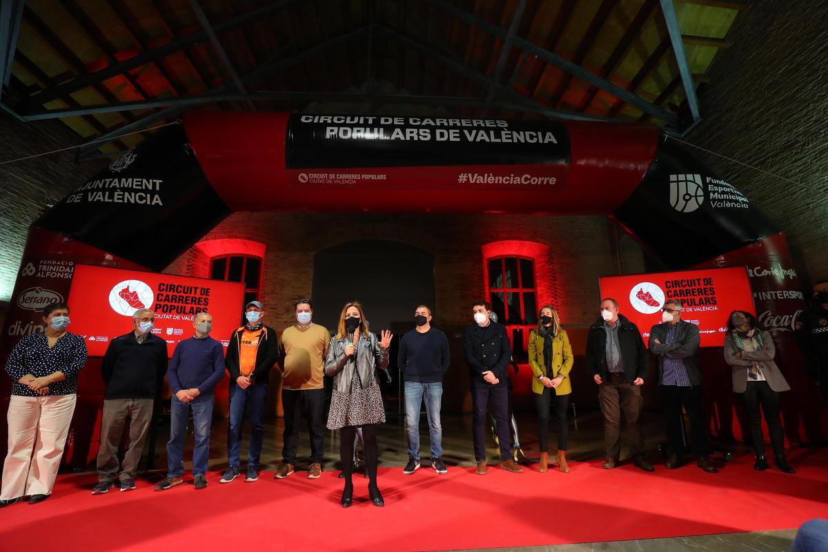 Pilar Bernabé junto a los organizadores de todas las carreras