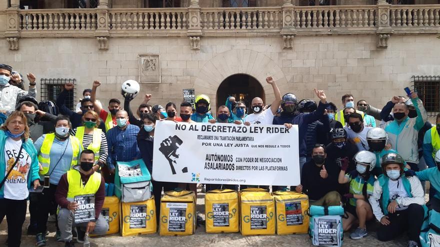 Medio centenar de repartidores protestan en Palma contra la aprobación de la ley &#039;rider&#039;