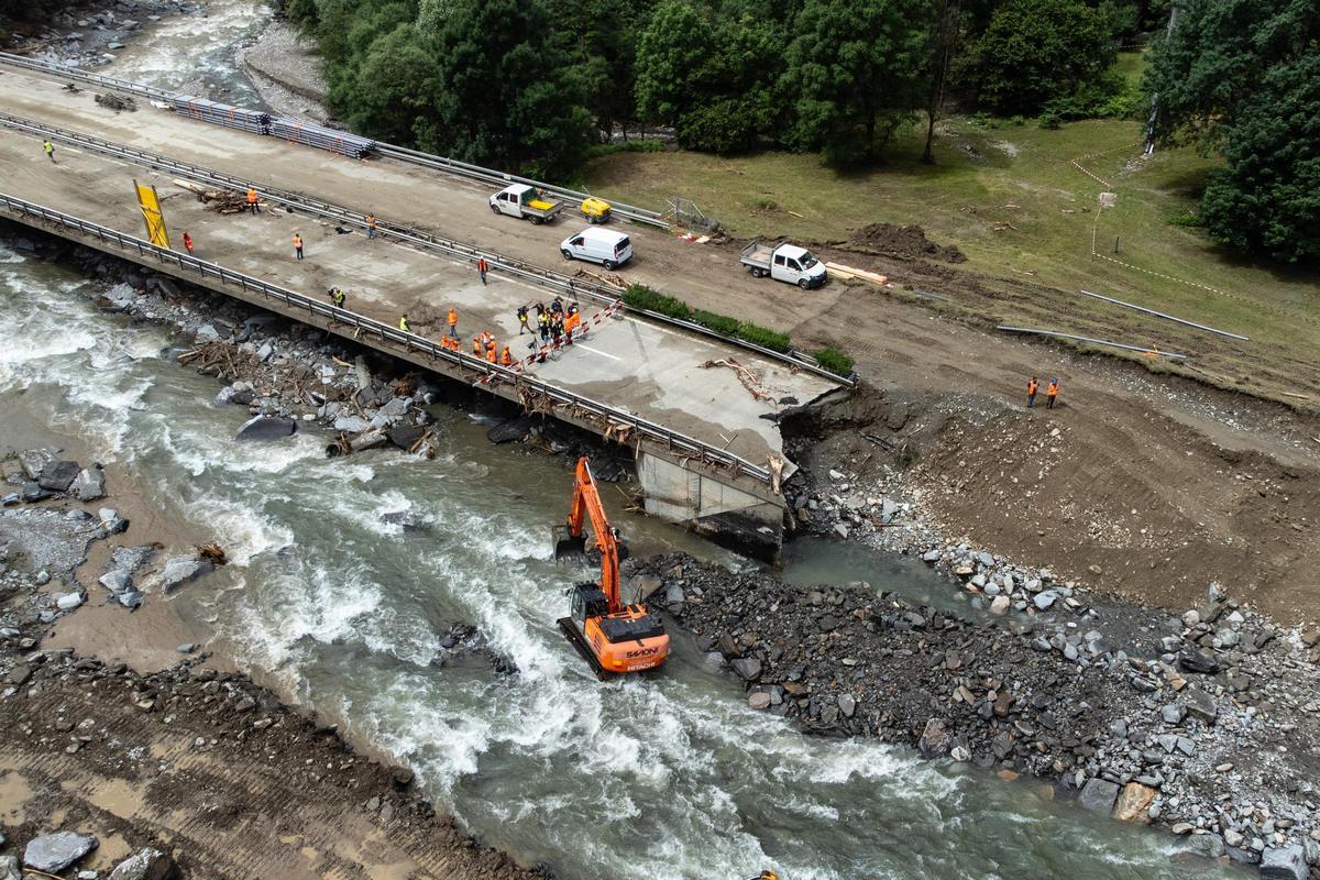En Lostallo, en el sur de Suiza, los corrimientos de tierra han causado daños en la construcción de una nueva autopista.