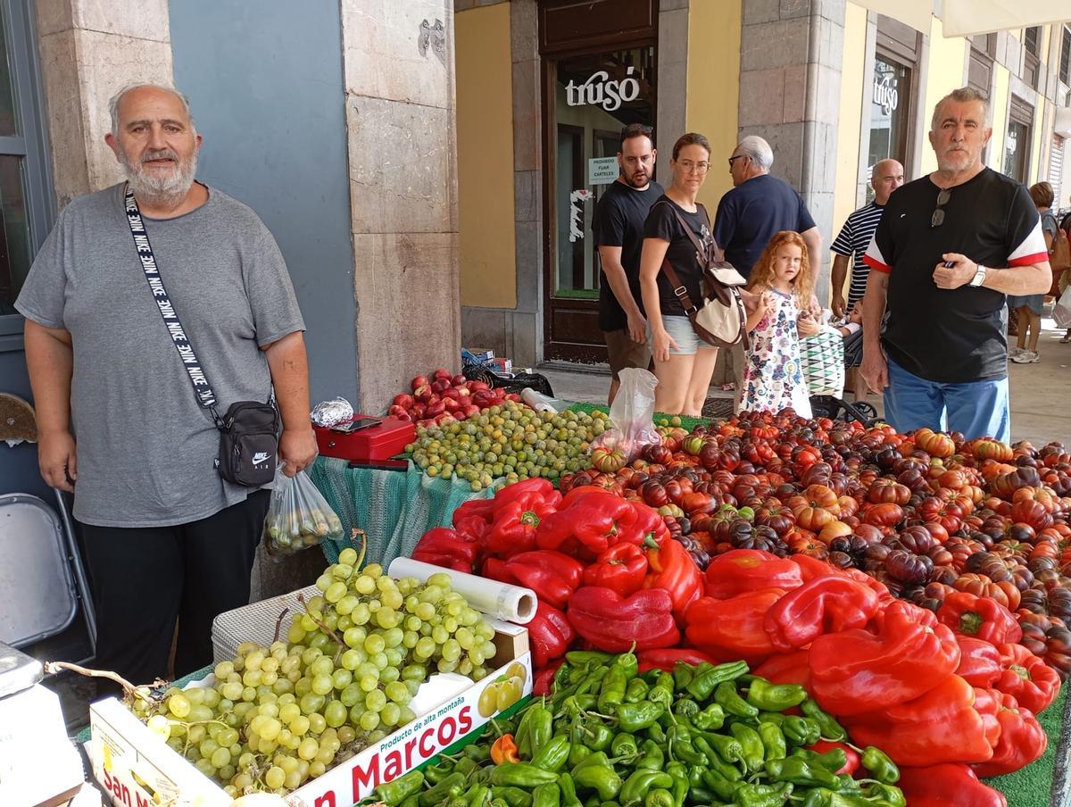 El praviano Ramón Gabarri con sus hortalizas en el mercado avilesino.