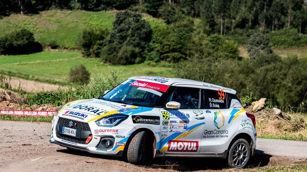 Quesada y Sosa en su Suzuki Swift durante un tramo del Rallye Princesa de Asturias