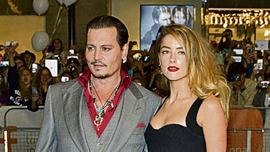 Johnny Deep junto a Amber Heard.