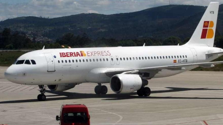 Un avión de Iberia Express en Peinador. // M.G.Brea