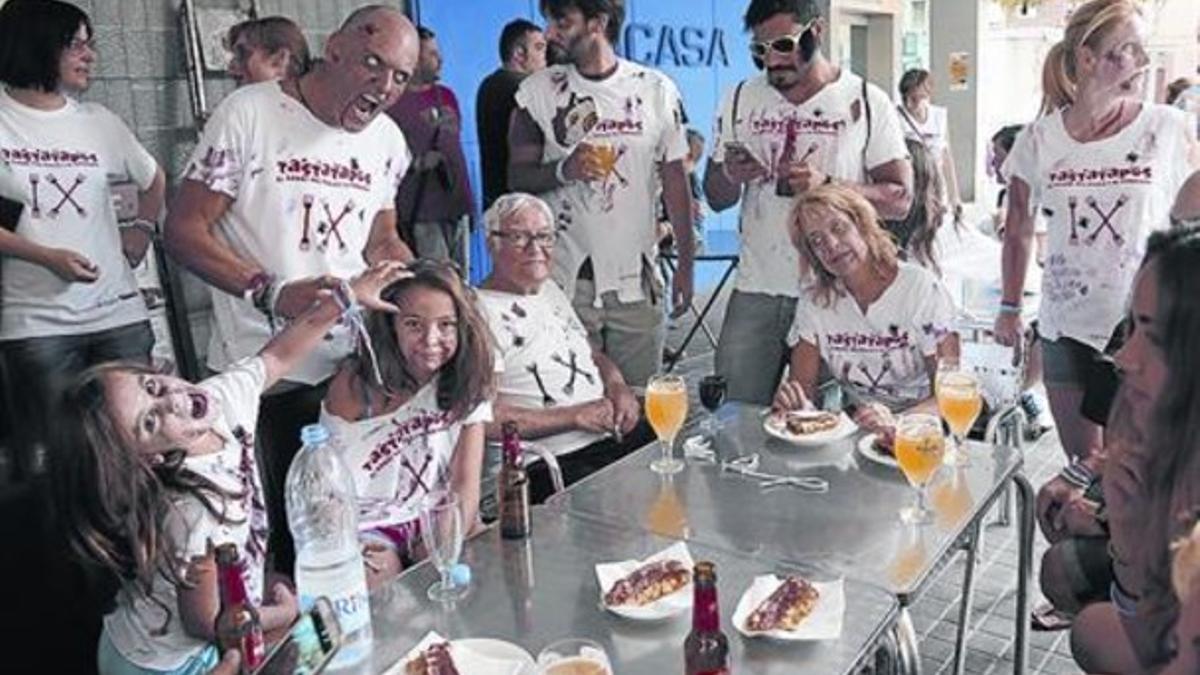 Buen humor 8Asistentes caracterizados de zombis degustan la tapa del bar Jorepa, en la rambla de Prim.