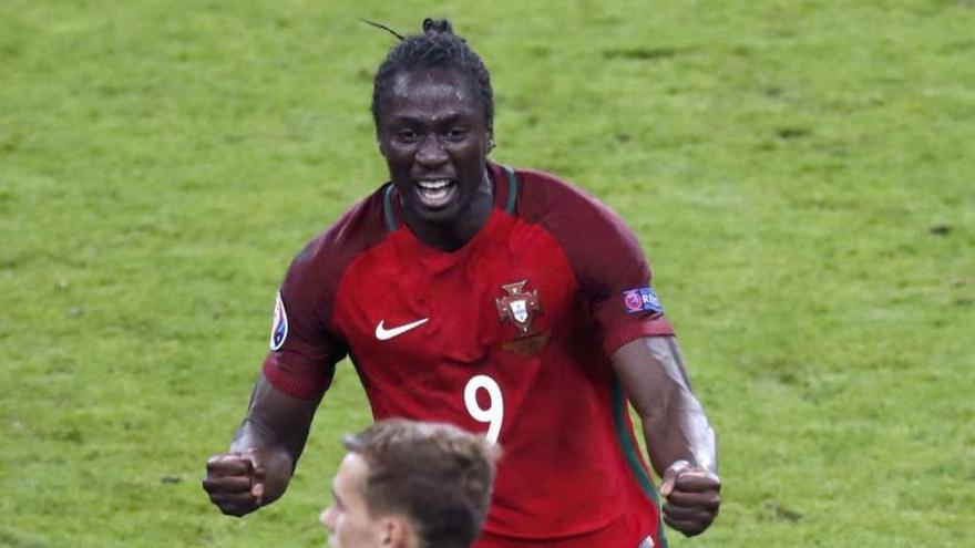 Éder celebra su gol en la final en presencia de Griezmann.