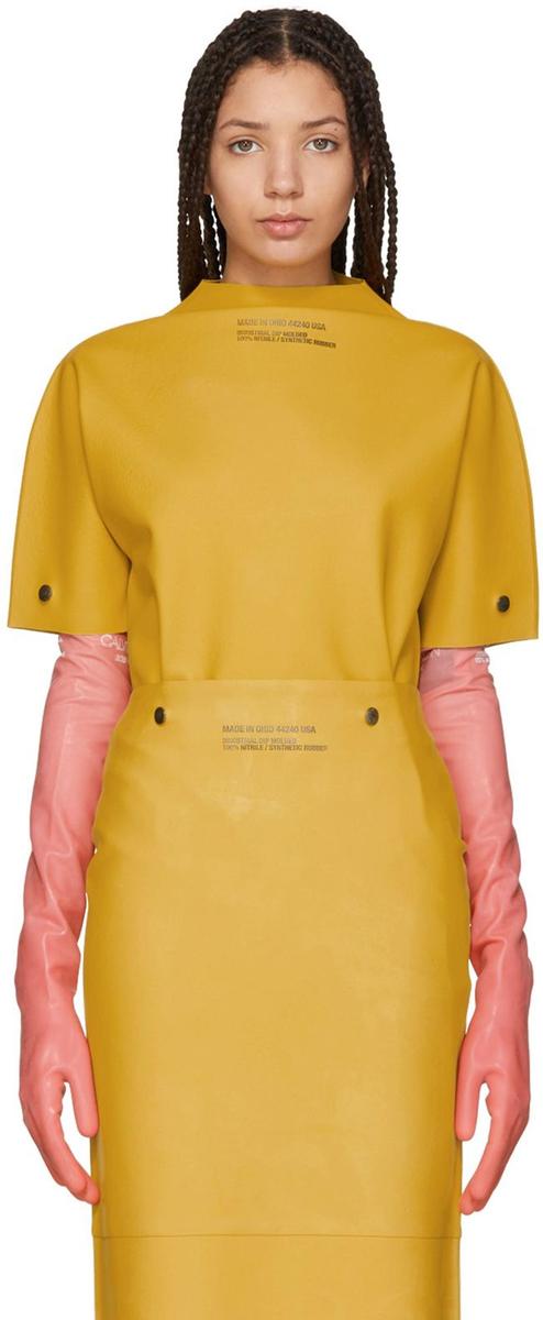 Look propuesto por Calvin Klein realizado en plástico