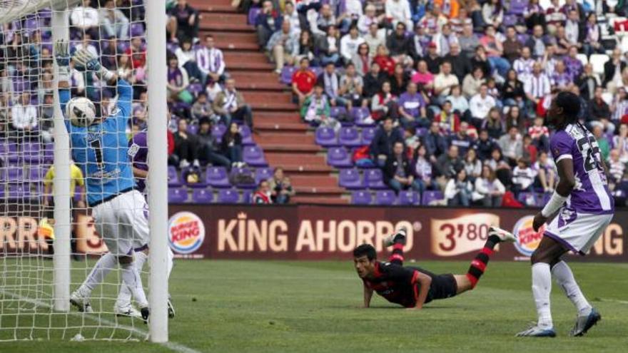 Cabral, en el suelo tras rematar de cabeza en la acción que supondría el primer gol del Celta. // R. García