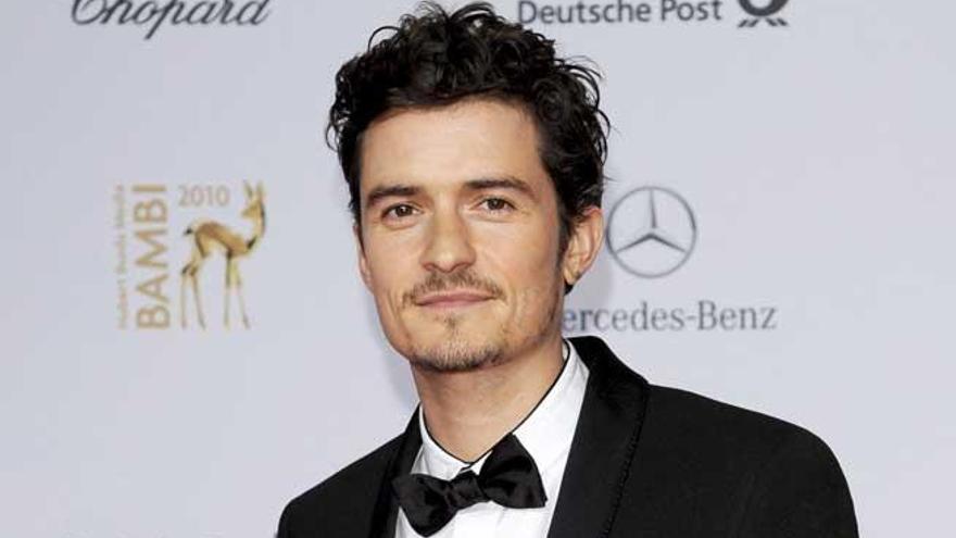 Orlando Bloom luce una piel hidratada.