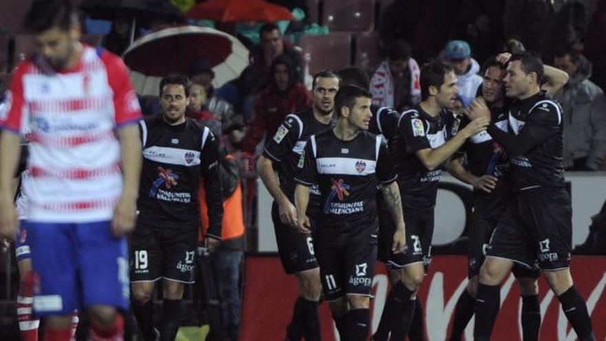 Los jugadores del Levante celebran el gol marcado ante el Granada.