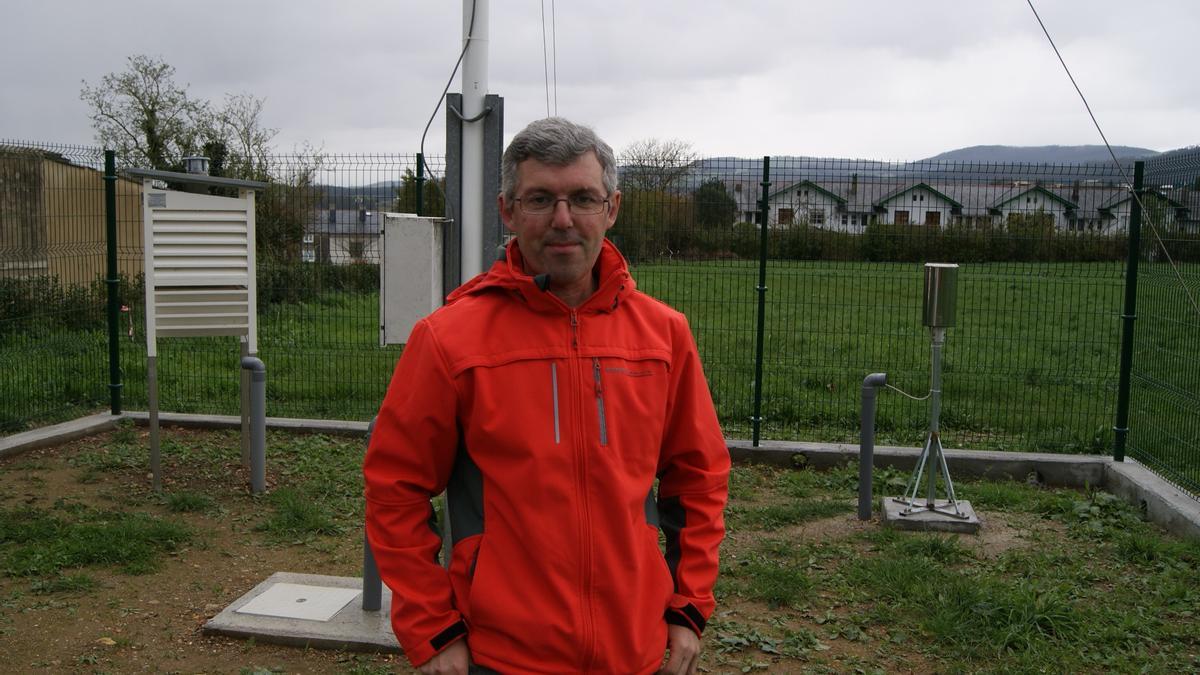 Julio Martínez, en la estación meteorológica de La Paloma (Castropol).