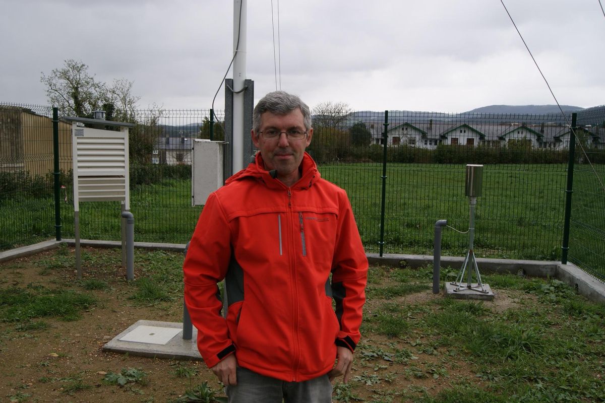 Julio Martínez, en la estación meteorológica de La Paloma (Castropol).