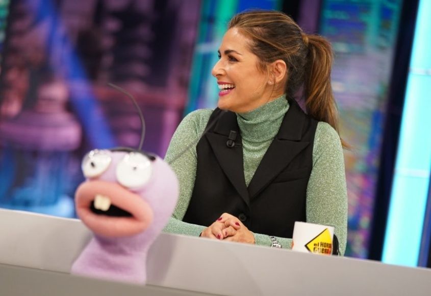 Nuria Roca con mono negro y suéter verde