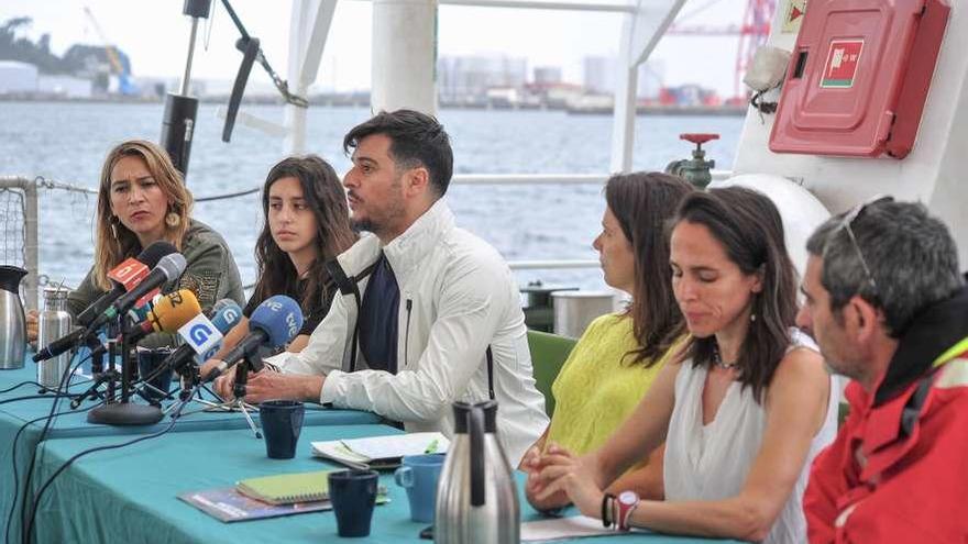 Greenpeace dio una rueda de prensa a bordo del Rainbow Warrior en el puerto de Vilagarcía. // Iñaki Abella