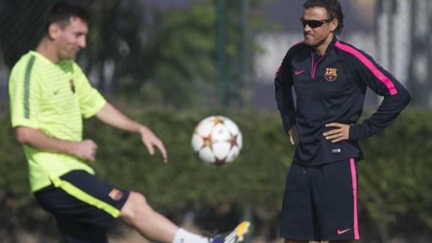 Luis Enrique regatea a Messi