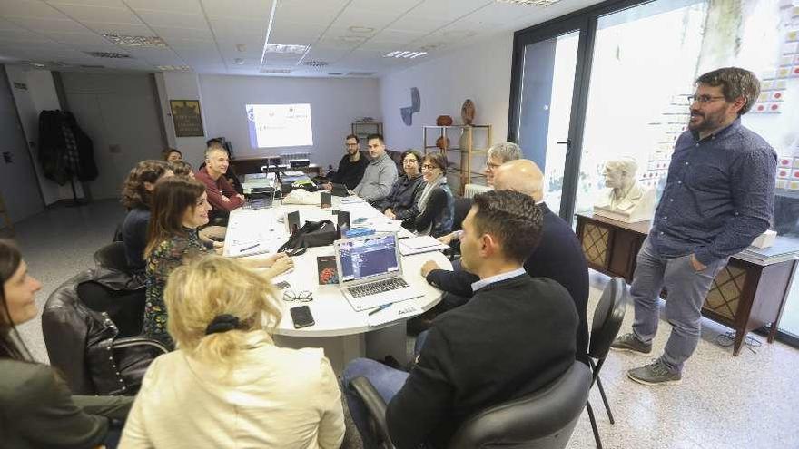 Asistentes a la primera reunión de trabajo del proyecto &quot;Z Elements&quot;, ayer, en la Factoría Cultural.