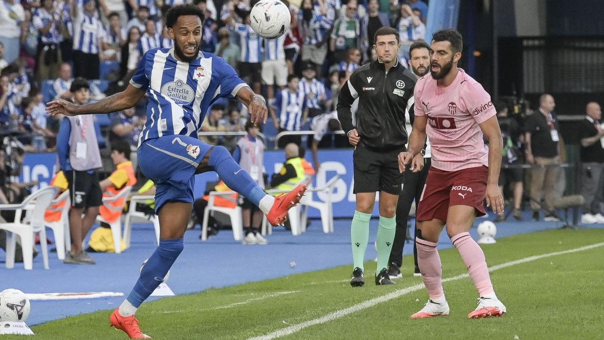 Aubamayeng despeja un balón ante Rioja, este domingo en Riazor.