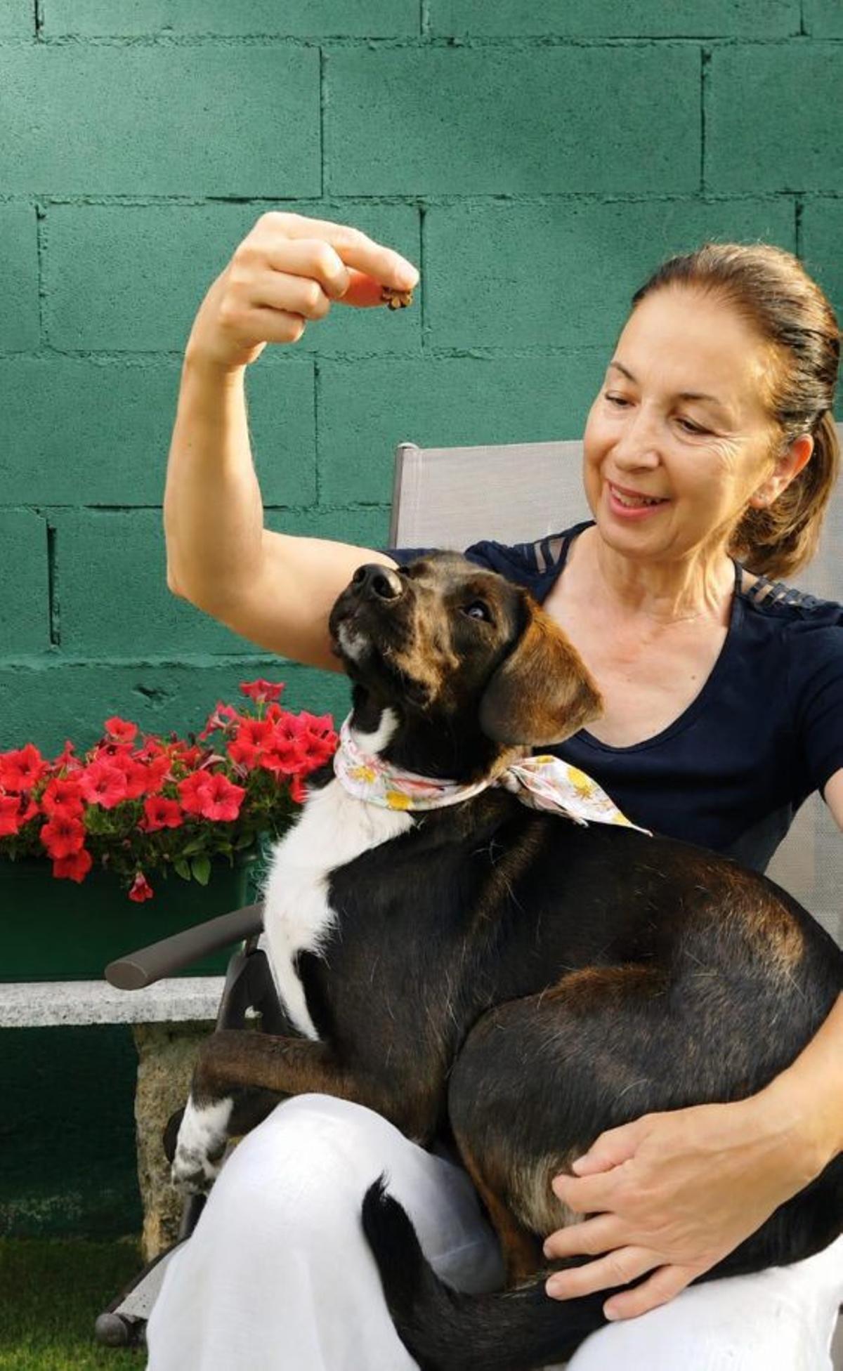 Lourdes, posando con Bombón.  |