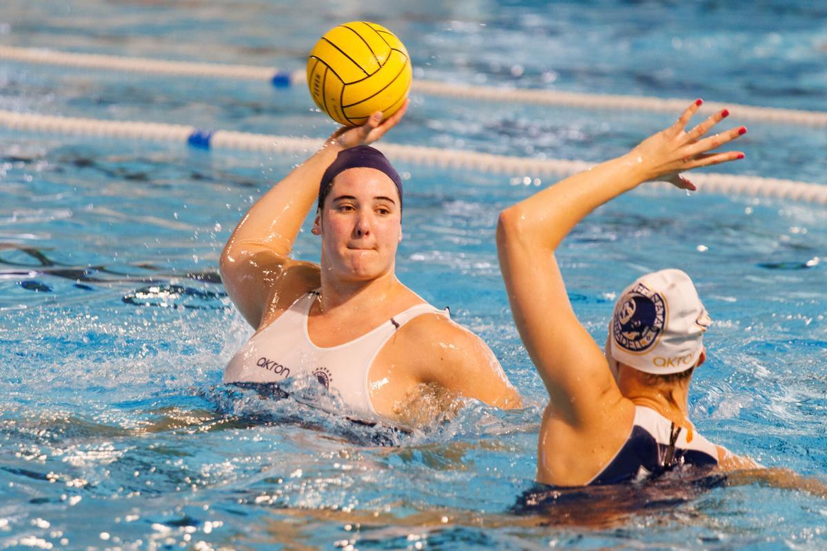 2025.04.30 - Sabadell - Club Natació Sabadell - retrat jugadora waterpolo Paula Leitón - Paula durante el entrenamiento - Foto Anna Mas