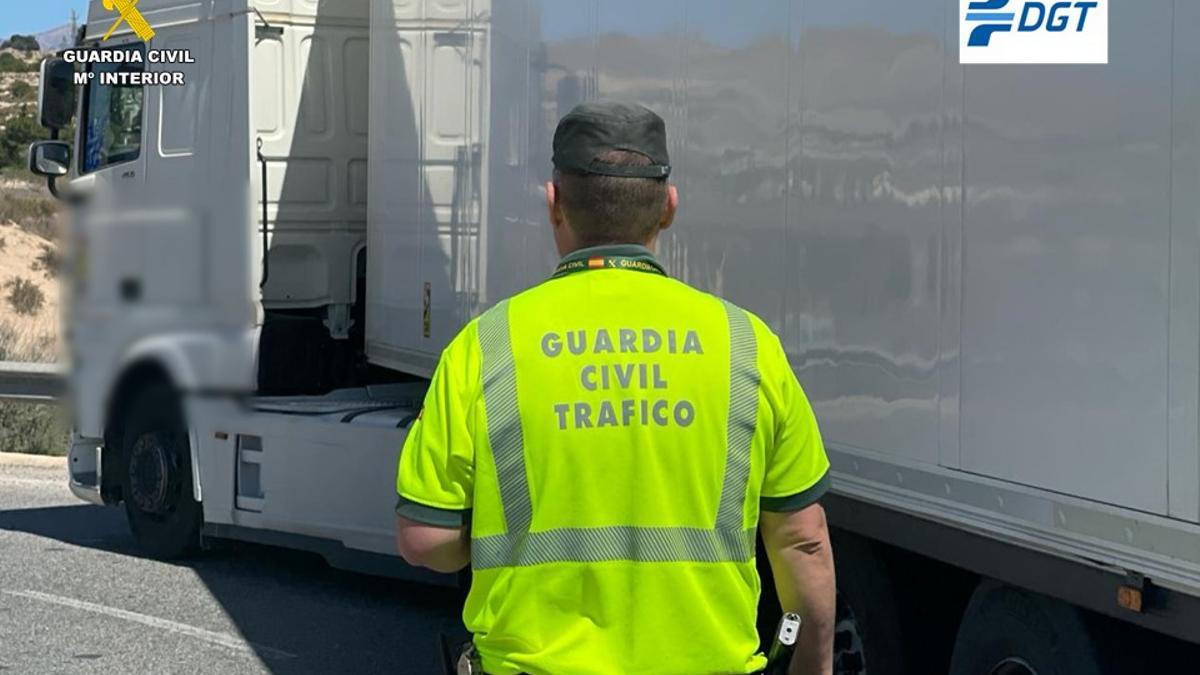 Un guardia civil junto a un camión.