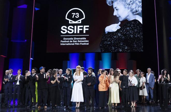 SAN SEBASTIÁN (PAÍS VASCO), 27/09/2025.- Foto de familia de los premiados en la gala de clausura del 73 Festival Internacional de Cine de San Sebastián, que se celebra hoy sábado en la capital donostiarra. EFE/ Javier Etxezarreta