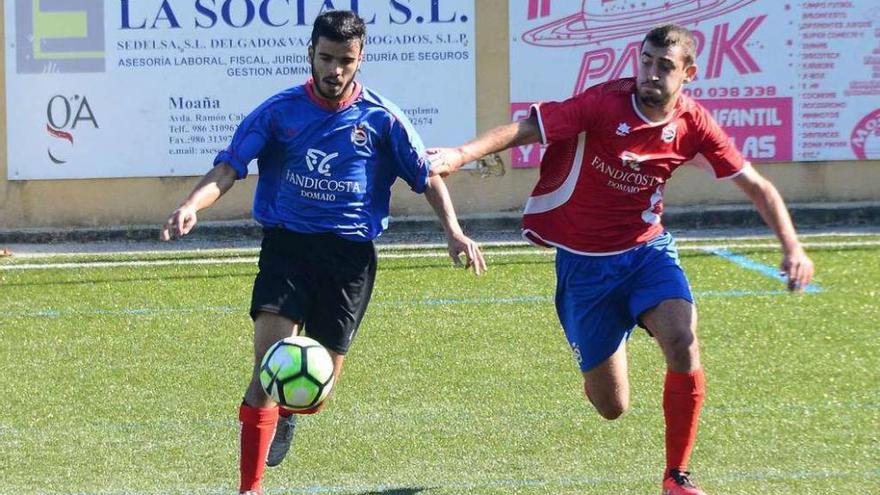 Un jugador del Domaio conduce el balón durante el encuentro de ayer. // Gonzalo Núñez