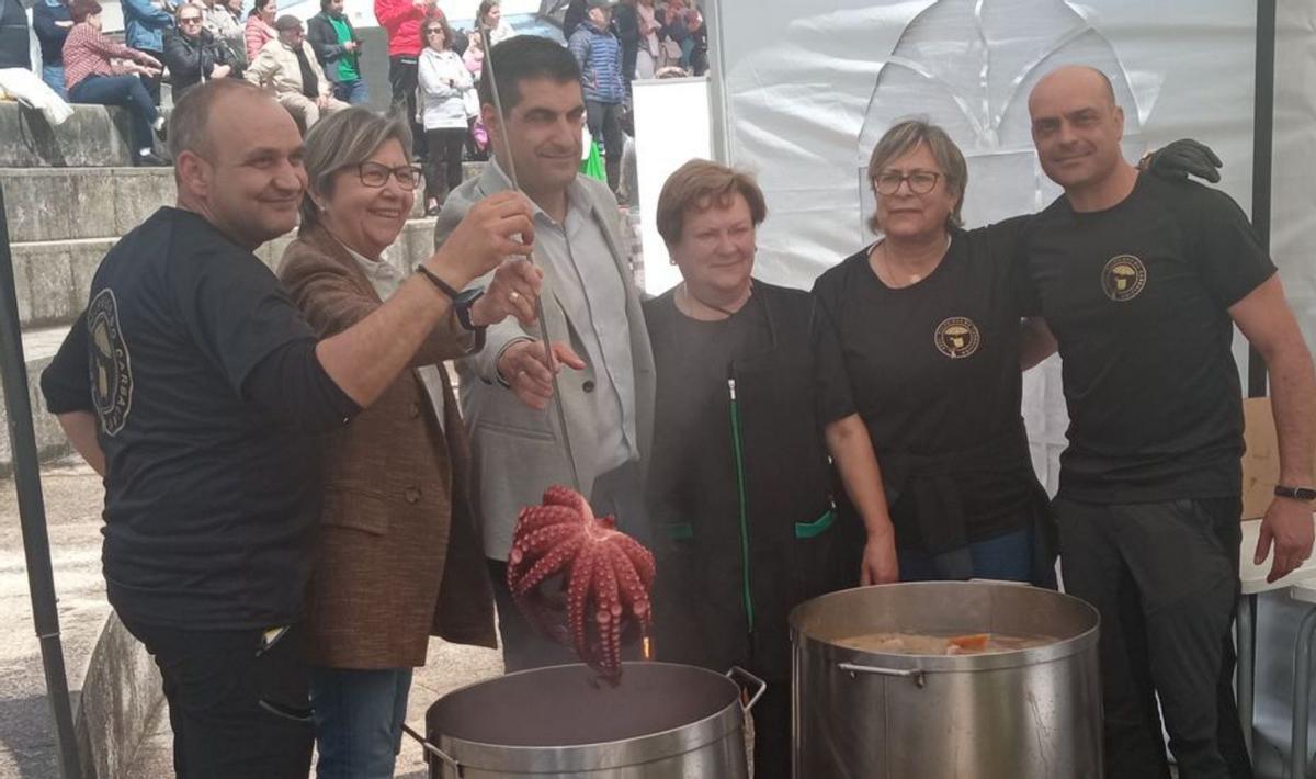 Comensales en una de las dos carpas, con los jugadores del Club Arenteiro a la izquierda.   | // L.F.