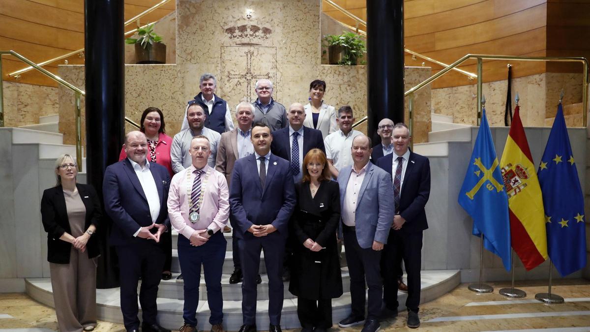 Guillermo Peláez, en el centro, con la delegación irlandesa.