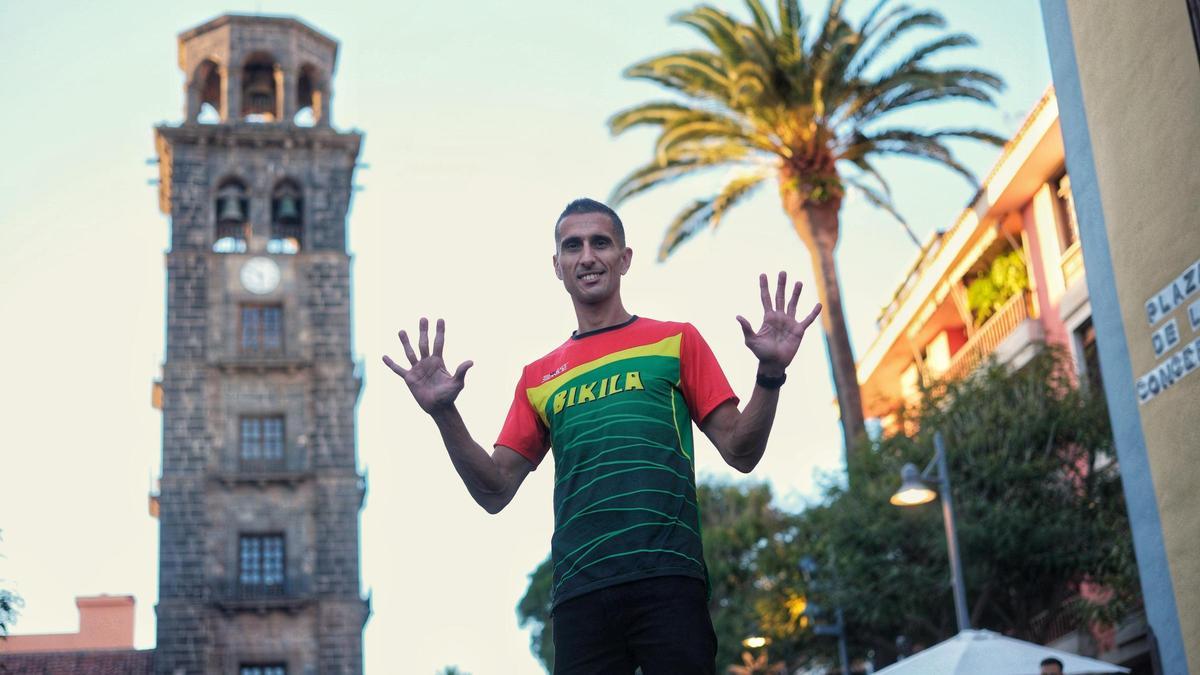 Jonay González, este martes por la tarde, junto al enclave en el que ha ganado en diez ocasiones la San Silvestre de La Laguna